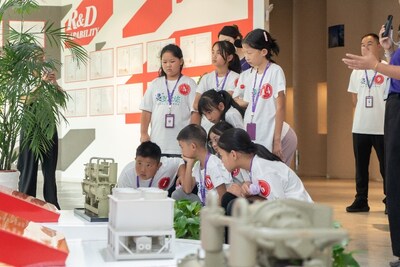 孩子們在特靈展廳探索制冷奧秘