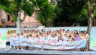 「為愛上色」與插畫師邱冬（方塊阿獸）、近50位社區(qū)居民及志愿者們共創(chuàng)《愛的花園》，呼吁家長(zhǎng)們重視孩童的成長(zhǎng)，在孩子心中播撒下愛的種子