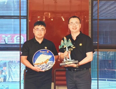 華為云中國區(qū)副總裁、中國云銷售伙伴發(fā)展部部長張達(dá)（左）與軟通動力董事黃穎（右）代表雙方企業(yè)互贈