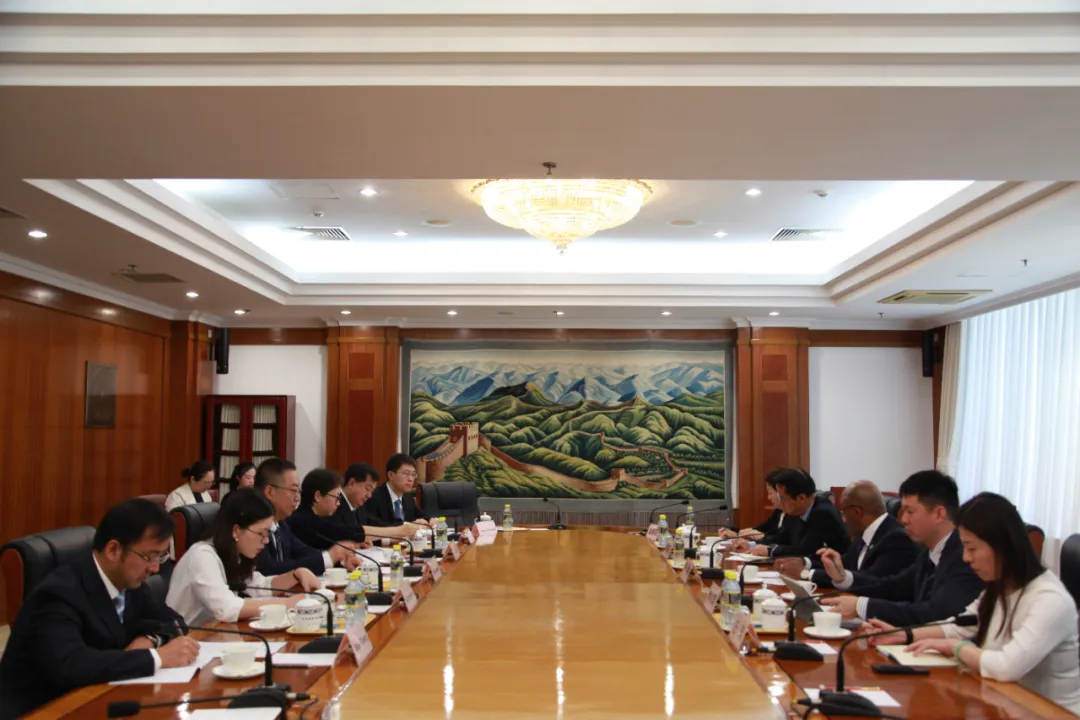 國家發(fā)展改革委副主任李春臨會見美國通用電氣航空航天集團全球副總裁羅素