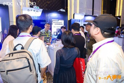 本次盛會(huì)得瑞領(lǐng)新還展示了旗下多款高性能企業(yè)級(jí)SSD產(chǎn)品及其創(chuàng)新存儲(chǔ)解決方案，涵蓋了金融、云計(jì)算、運(yùn)營(yíng)商等多領(lǐng)域的應(yīng)用，憑其出色的性能和可靠性，吸引了眾多參會(huì)者的廣泛關(guān)注與熱烈交流。