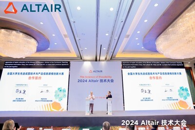 簽約儀式現(xiàn)場：邵立康教授（左）和劉源博士（右）