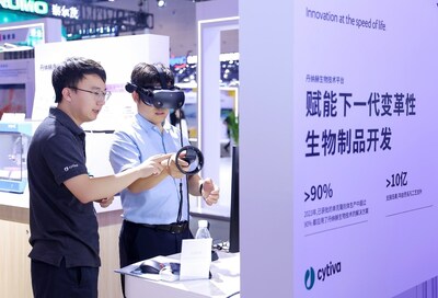 在加速生物醫(yī)藥可及主題展區(qū)，丹納赫帶來了旗下Cytiva思拓凡為生物制藥打造的GoSilico工藝開發(fā)方法，以及Vitual Reality (VR) Training解決方案，展現(xiàn)加速創(chuàng)新療法可及，變革健康未來的無限潛能。