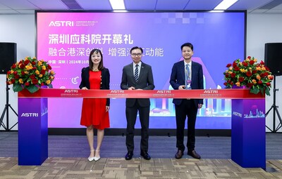 (圖左至右) 香港特區(qū)政府創(chuàng)新科技及工業(yè)局副局長張曼莉女士、香港應科院董事局主席李惠光工程師、深圳市河套深港科技創(chuàng)新合作區(qū)深圳園區(qū)發(fā)展署署長曾堅朋先生，為深圳應科院主持剪彩儀式。