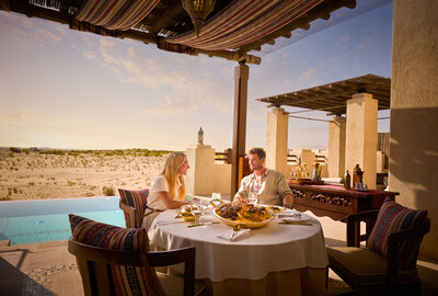 Elsa_Pataky_Chris_Hemsworth_dining Could use a vacation right now: Elsa Pataky and Chris Hemsworth Partner with Experience Abu Dhabi