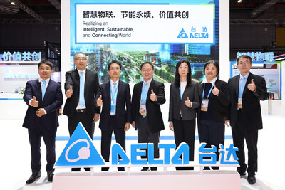臺達(dá)副總裁暨首席可持續(xù)發(fā)展官周志宏先生（中）、中達(dá)電通總經(jīng)理宮鴻華先生（左三）、臺達(dá)中國可持續(xù)發(fā)展委員會主席吳美慧女士（右三）等多位主管參與進(jìn)博會，共襄盛舉。