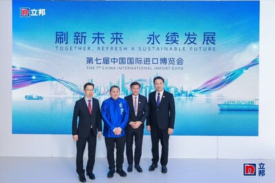 新加坡駐華大使陳海泉、新加坡駐上?？傤I(lǐng)事館總領(lǐng)事蔡簦合、立時集團首席執(zhí)行官黃守金與立邦中國首席運營官林育麟出席啟動儀式
