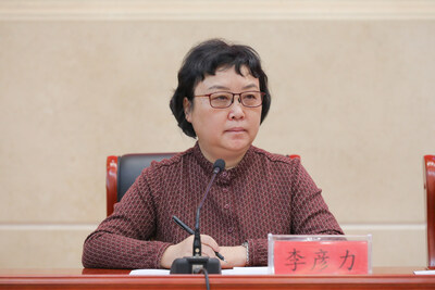 圖為邯鄲市委宣傳部常務副部長、市文明辦主任李彥力主持新聞發(fā)布會