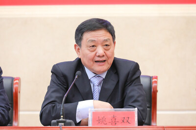圖為教育部語言文字應用管理司原司長、國家語委咨詢委員姚喜雙答記者問