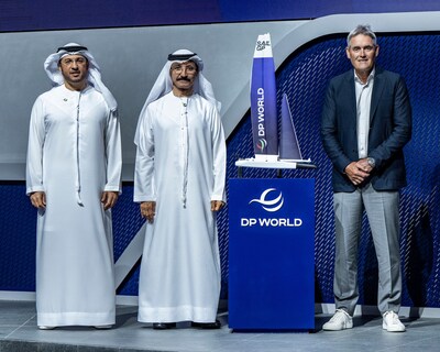 從左至右：DP World GCC首席執(zhí)行官兼董事總經理Abdulla Bin Damithan、DP World集團董事長兼首席執(zhí)行官Sultan Ahmed bin Sulayem閣下和SailGP聯合創(chuàng)始人兼首席執(zhí)行官Russell Coutts爵士。