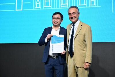 國際專家評審Luca Cordaro及Katja Nelson為黎洪強醫(yī)生頒發(fā)榮譽證書并合影