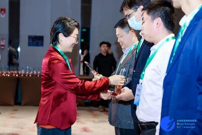 軟通動力及子公司鴻湖萬聯(lián)代表GIIC理事單位向會員單位授牌