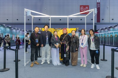 國寶級(jí)云錦織造宗師金文（左二）、策展人覺圓老師（左三）、榮海蘭爵士（居中）和其他工作人員現(xiàn)場(chǎng)合影