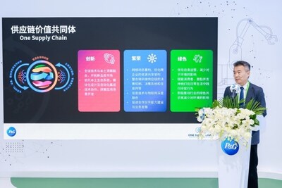 寶潔大中華區(qū)供應(yīng)鏈總裁楊源向現(xiàn)場嘉賓介紹“供應(yīng)鏈價值共同體”戰(zhàn)略