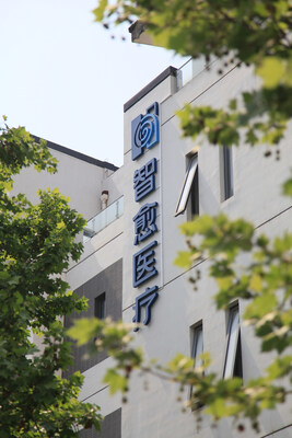 北京智愈醫(yī)療科技有限公司（Healinno Tech??）于2021年5月在北京經(jīng)濟技術(shù)開發(fā)區(qū)成立，是專注于手術(shù)機器人和智能診療設(shè)備的國家高新技術(shù)企業(yè)、北京市專精特新中小企業(yè)。