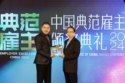 1_前程無憂首席執(zhí)行官甄榮輝先生（左）為臺(tái)達(dá)中國人資長廖哲彥先生（右）頒獎(jiǎng)，肯定臺(tái)達(dá)在人才培養(yǎng)與賦能員工職涯發(fā)展等方面的卓越表現(xiàn)。