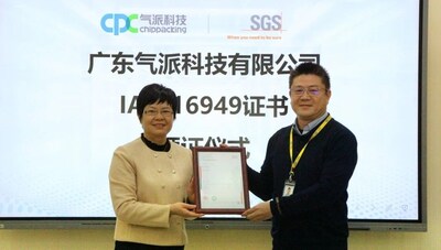 SGS管理與保證事業(yè)群南區(qū)及中西區(qū)總監(jiān)張秋妹（左）為氣派科技頒發(fā)IATF 16949汽車質(zhì)量管理體系認證證書