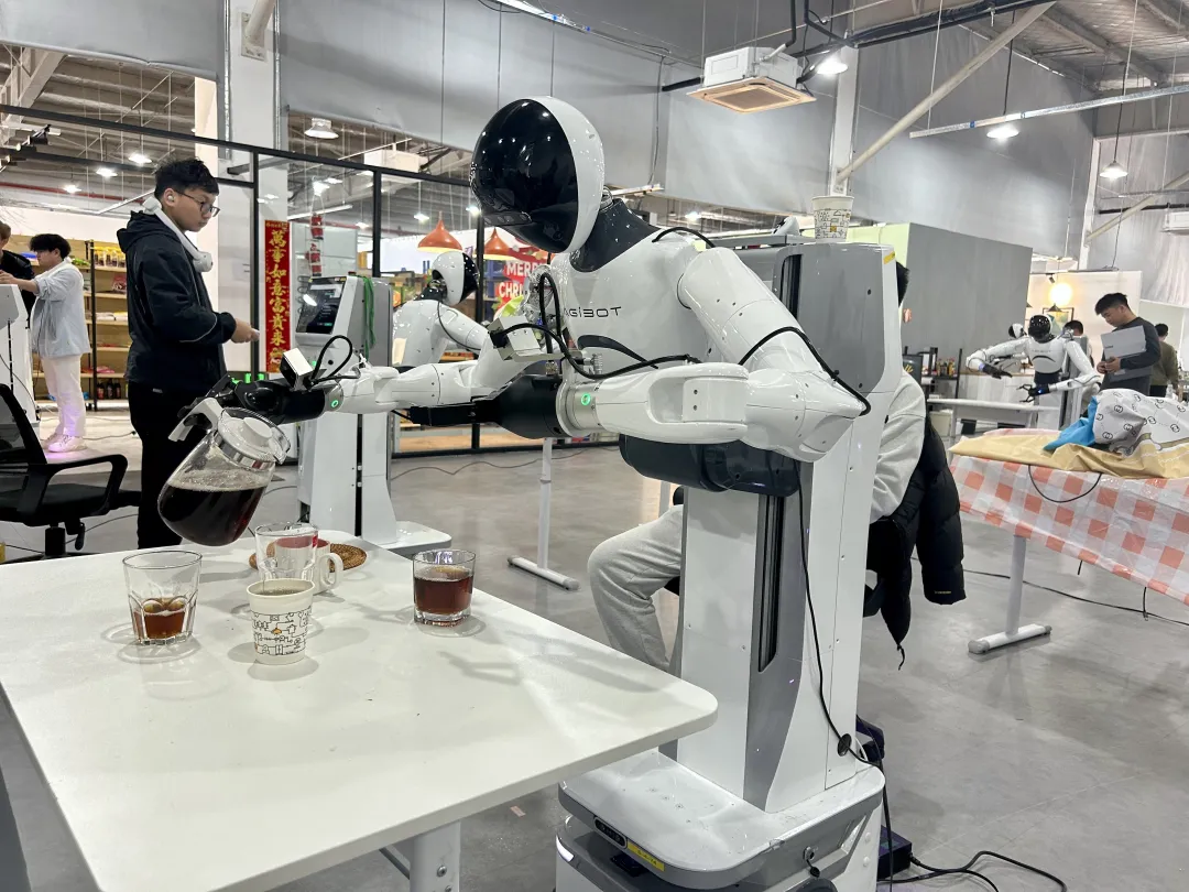 頭部企業(yè)在浦東加快布局“造身”“造腦”！人形機器人量產(chǎn)趨勢在浦東逐步顯現(xiàn)