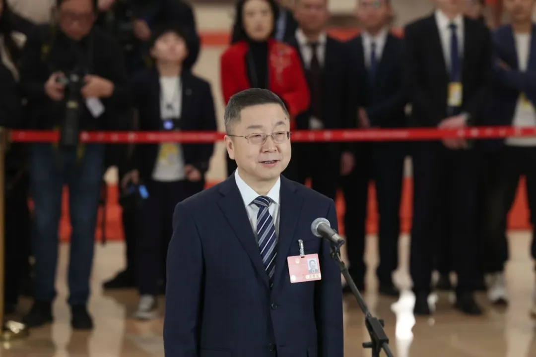 全國人大代表、華工科技馬新強：現(xiàn)在我們只用43秒，就可以完成一臺新能源汽車車身的激光焊接  