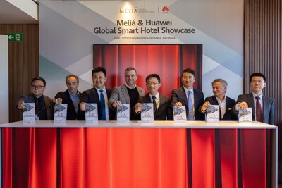 華為ICT Marketing與解決方案銷(xiāo)售副總裁史振鈺、Meliá酒店集團(tuán)技術(shù)總監(jiān)Tomeu Fiol、華為制造與大企業(yè)軍團(tuán)CEO劉超、華為全球企業(yè)網(wǎng)絡(luò)Marketing與解決方案銷(xiāo)售部總裁劉建寧、華為西班牙企業(yè)業(yè)務(wù)總經(jīng)理賀亮、華為西班牙巴塞羅那業(yè)務(wù)部杜聰、Torre Melina Gran Meliá酒店總經(jīng)理Ramón Vidal Castro等嘉賓出席了發(fā)布儀式。