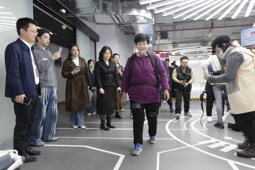 科技聚焦 | 21所舉辦“銀齡守護(hù)者”外骨骼機(jī)器人助老服務(wù)實(shí)踐活動