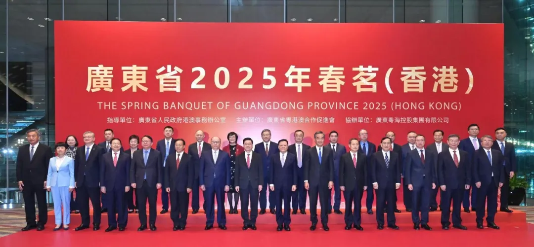 廣東省2025年春茗在港舉行，廣東省省長(zhǎng)、香港特首一行體驗(yàn)華力創(chuàng)科學(xué)具身智能機(jī)器人力覺(jué)感知解決方案