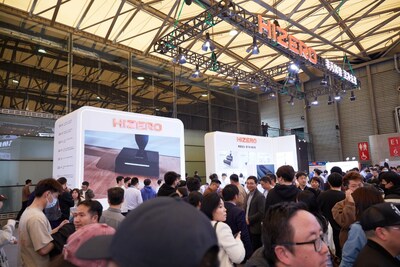 HIZERO赫茲展臺前人群熱鬧