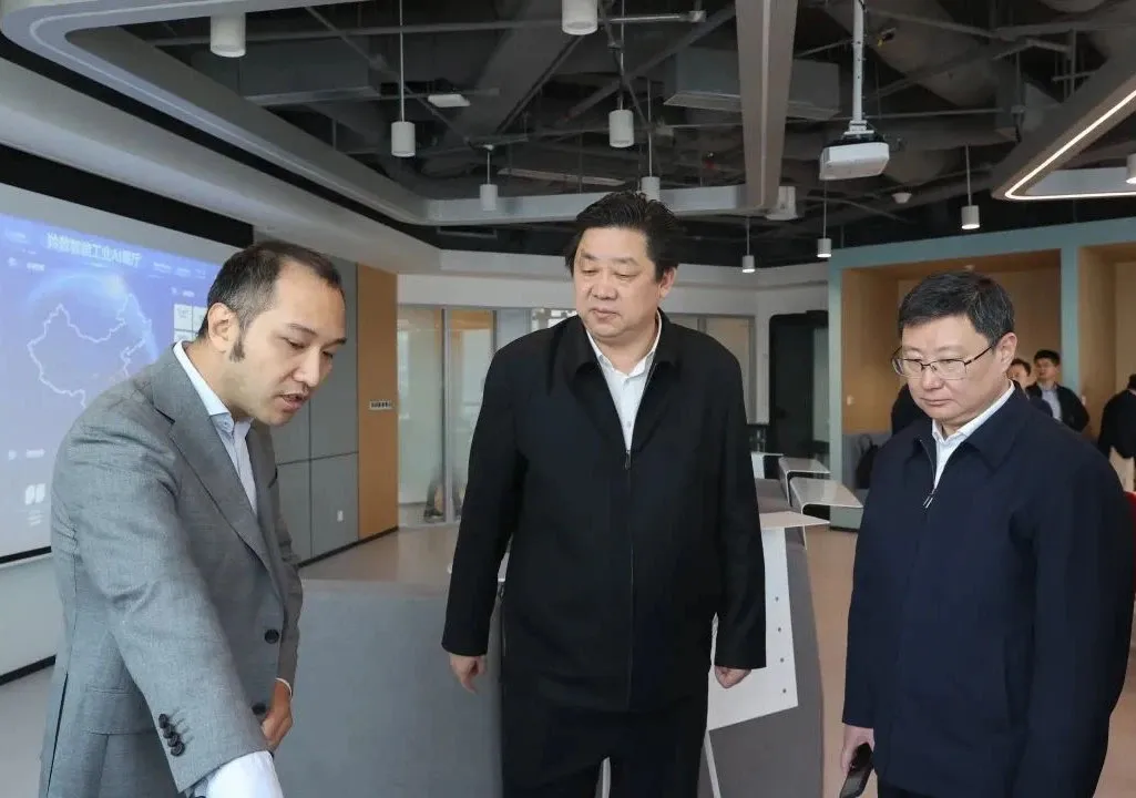 無錫市市長趙建軍一行蒞臨羚數(shù)智能指導(dǎo)，調(diào)研自主工業(yè)大模型成果