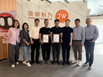 TüV南德授予UWANT友望TüV南德性能認(rèn)證標(biāo)志證書合影