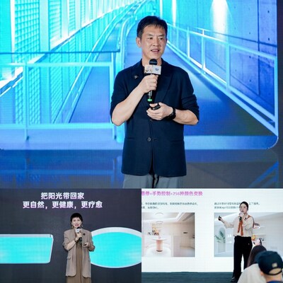 上方：歐普照明創(chuàng)始人、董事長(zhǎng)王耀海發(fā)布SDL2.0；左下：知名頭部設(shè)計(jì)師阿爽分享；右下：資深家居體驗(yàn)官楊舒惠分享