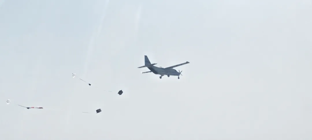 國(guó)內(nèi)首次無(wú)人機(jī)多件貨物連續(xù)自主傘降空投測(cè)試成功 | 標(biāo)志著我國(guó)在無(wú)人機(jī)智能空投領(lǐng)域?qū)崿F(xiàn)技術(shù)跨越