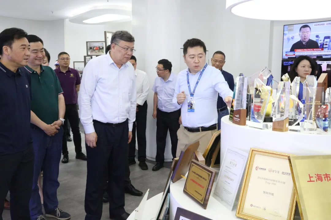 華中科技大學校長、中國工程院院士尤政一行參訪擎朗智能