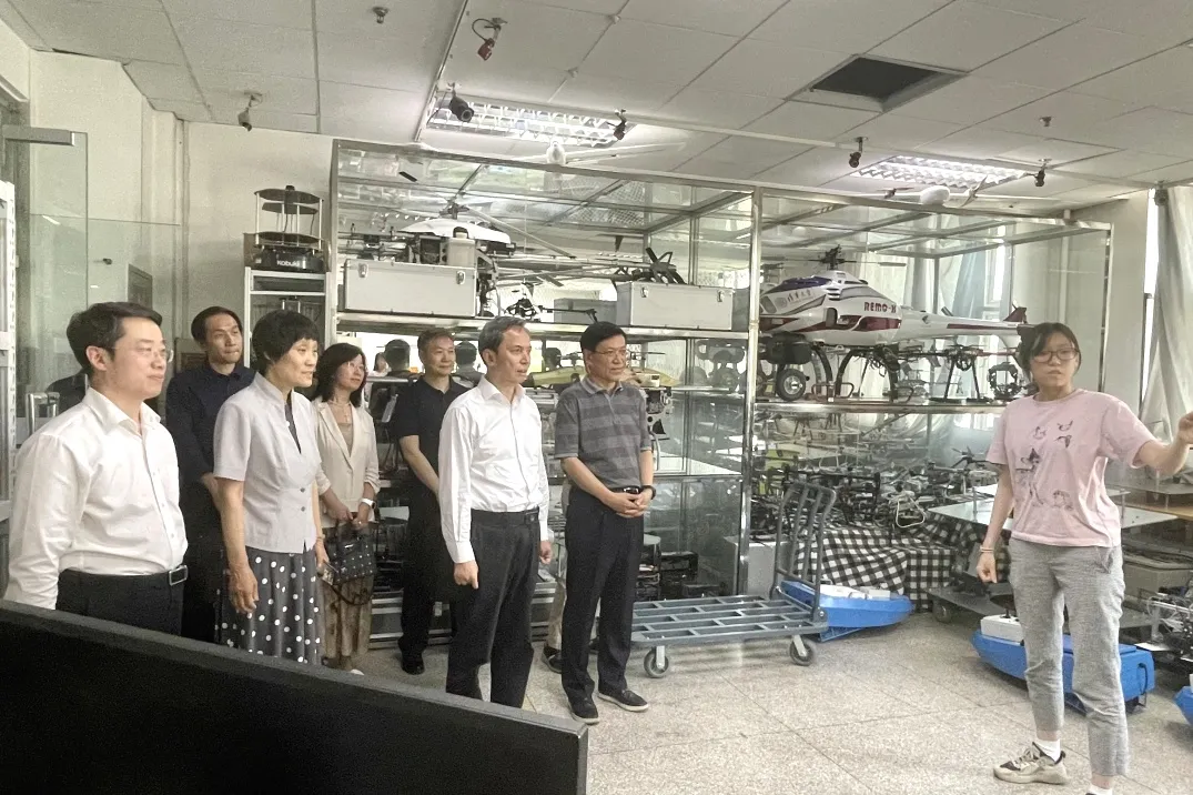 北京市政協(xié)副主席盧彥赴清華大學(xué)走訪委員，實地考察清華大學(xué)自動化系人工智能科研成果