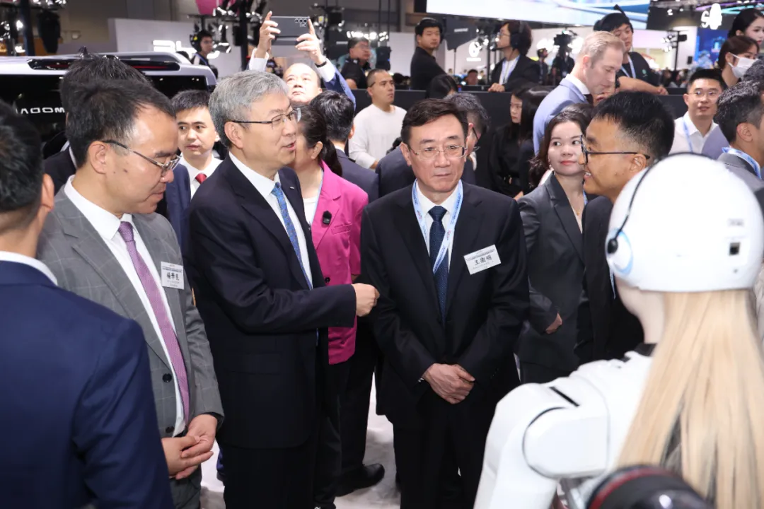 墨甲機(jī)器人亮相香港車博會(huì)，智能科技與東方之珠碰撞新火花