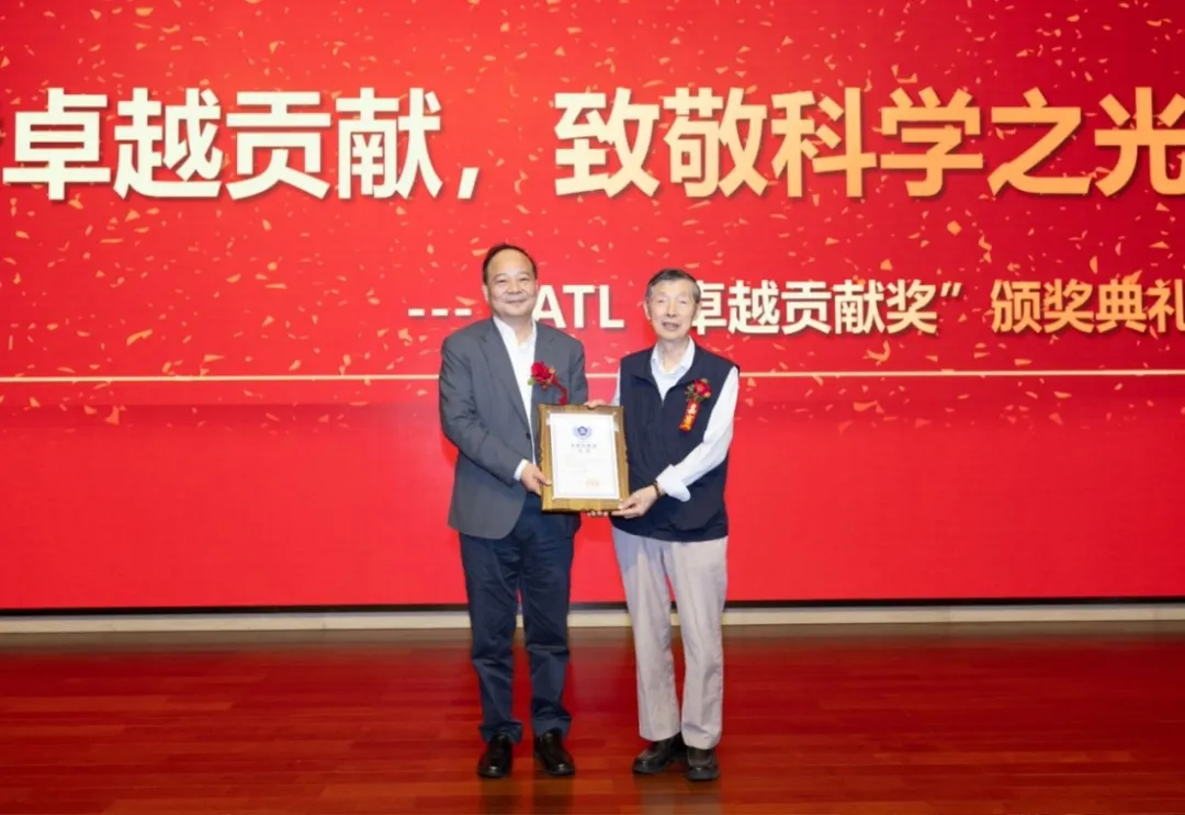 致敬中國鋰電池領(lǐng)域奠基人，寧德時代為陳立泉院士頒發(fā)“卓越貢獻(xiàn)獎”