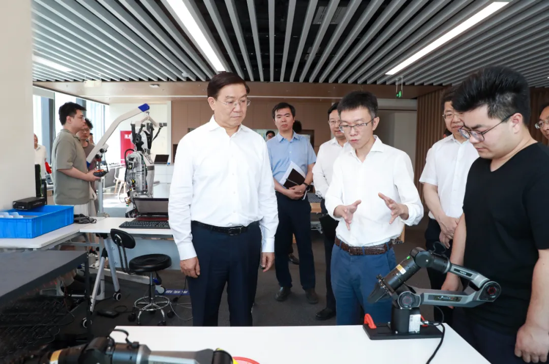 成都市委副書記、市長王鳳朝蒞臨具身科技調(diào)研指導(dǎo)