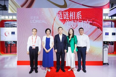 第三屆中國國際供應(yīng)鏈促進(jìn)博覽會歐萊雅展臺開幕儀式