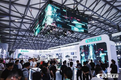 布勒集團以“永續(xù)領(lǐng)航，鑄力全球”為主題亮相2025上海國際壓鑄展（FICMES），圖為人頭攢動的布勒展臺。