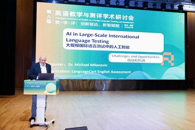 邁克·米蘭諾維奇博士在第八屆英語(yǔ)教學(xué)與測(cè)評(píng)學(xué)術(shù)研討會(huì)上發(fā)表主旨演講