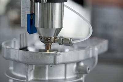 Cleaning the sealing gab with HydroPlasma? for best possible adhesion and high-quality end products.(Copyright: Plasmatreat GmbH) Cleaning the sealing gab with HydroPlasma? for best possible adhesion and high-quality end products.(Copyright: Plasmatreat GmbH)