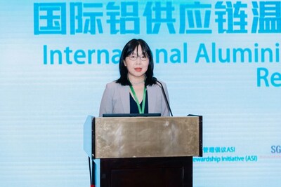 SGS管理與保證事業(yè)群可持續(xù)發(fā)展及供應(yīng)鏈服務(wù)副總監(jiān)李蕾女士在國際鋁供應(yīng)鏈溫室氣體排放核算與減排路徑交流會上進行開幕致辭
