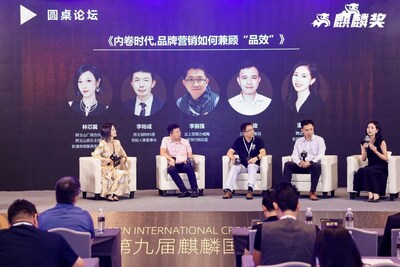群玉山廠牌合伙人、群玉山音樂主理人、新通告明星商務創(chuàng)始人 林芯翼；撈王鍋物料理創(chuàng)始人兼董事長 李裕成；達上貿易沙威隆資深行銷總監(jiān) 李振強；上海世達食品總經理特助 盧智??；聘達人集團全球營銷副總裁 潘晶晶