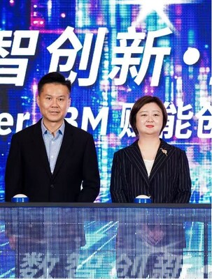 IBM大中華區(qū)董事長(zhǎng)、總經(jīng)理陳旭東（左）X-Power總經(jīng)理兼蘇州環(huán)球科技總經(jīng)理黃雅丹（右)