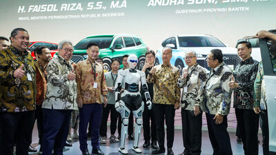 墨甲機(jī)器人與印尼工業(yè)部長Dr. Agus Gumiwang Kartasasmita（右四）等嘉賓合影留念