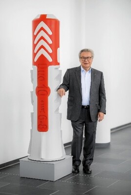 2025年 克勞斯·費(fèi)舍爾（Klaus Fischer）教授與DuoPower尼龍錨栓合影。8月17日，克勞斯·費(fèi)舍爾（Klaus Fischer）教授將慶祝他的75歲生日，同時(shí)也是他在慧魚(yú)集團(tuán)服務(wù)50周年、擔(dān)任總經(jīng)理45周年的重要時(shí)刻。