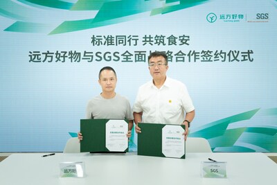 SGS農(nóng)產(chǎn)食品部中國(guó)區(qū)總經(jīng)理王劍（右）與遠(yuǎn)方好物合伙人梁韜先生（左）簽署戰(zhàn)略合作