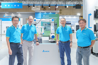 1.臺達機電事業(yè)群劉佳容總經(jīng)理(右二)、EMEA 區(qū)機電事業(yè)群資深總監(jiān)Michael Mayer-Rosa (左二)、智能制造解決方案發(fā)展部楊應龍研發(fā)總監(jiān)(右一)、智能制造軟件新事業(yè)發(fā)展部陳鴻輝處長于自動化展上介紹臺達亮點方案。