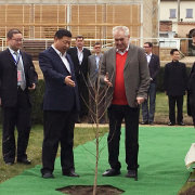 習(xí)主席與澤曼總統(tǒng)共同培土、澆水，種下一株
