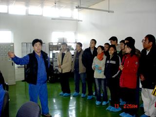 清華學(xué)子參觀利德華福生產(chǎn)車(chē)間
