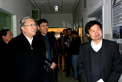 路甬祥院長(左)在物理所實驗室視察